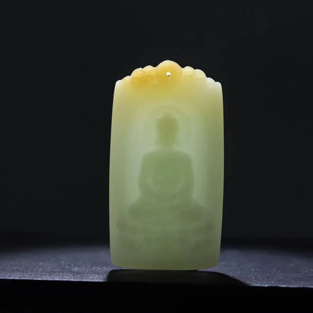 精品美物
【大日如来】和田老坑糖白凝润若脂，温润而泽，结构细糯。精心雕琢，意境幽生。滴水成佛，清灵佛境油然而生。方寸之间，天地无垠，一花一世界，一木一浮生，一方一净土，一叶一如来。
【规格】70-39-17mm，19.3g