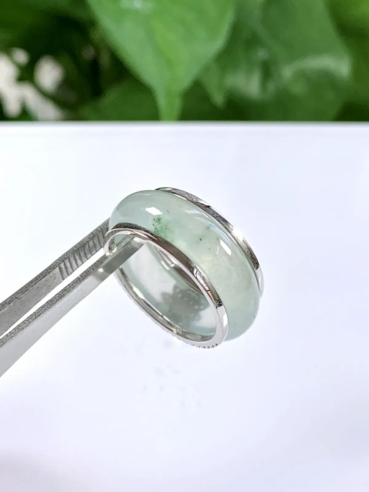 缅甸天然翡翠A货，18K金豪华镶嵌冰种起光起胶指环戒指，尺寸：圈口内径17.9mm=17号，宽厚8.5/3mm，重量：5.62g，轻微乌鸡点不影响