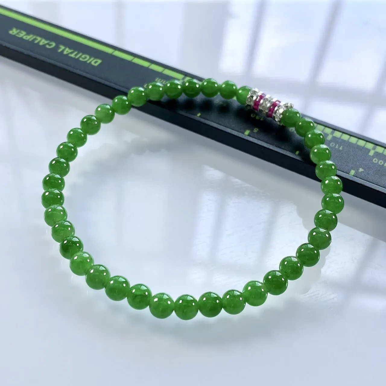 收藏级别，缅甸天然翡翠A货，卡4.8冰种起胶满绿帝王绿小米珠小圆珠手串手链，尺寸：4.8mm/39颗，长度182mm，重量：7.52g