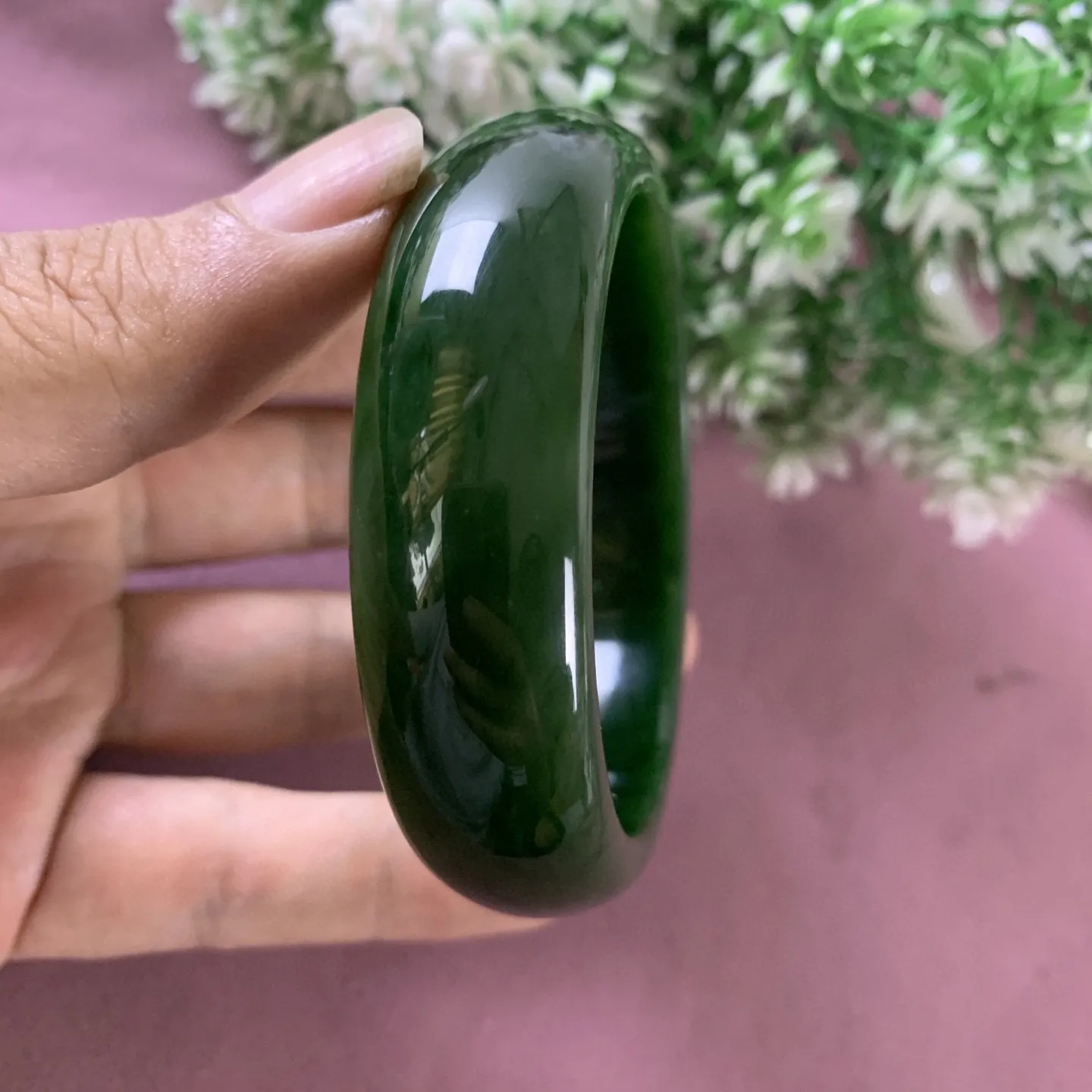 和田玉碧玉60.8圈口鲜菠菜绿手镯，玉质特细腻油润，高脂粉，高品质，萦绕腕间时，古韵不失时尚，素雅不失品味，细腻光滑的触感，使人沉醉，气质高雅