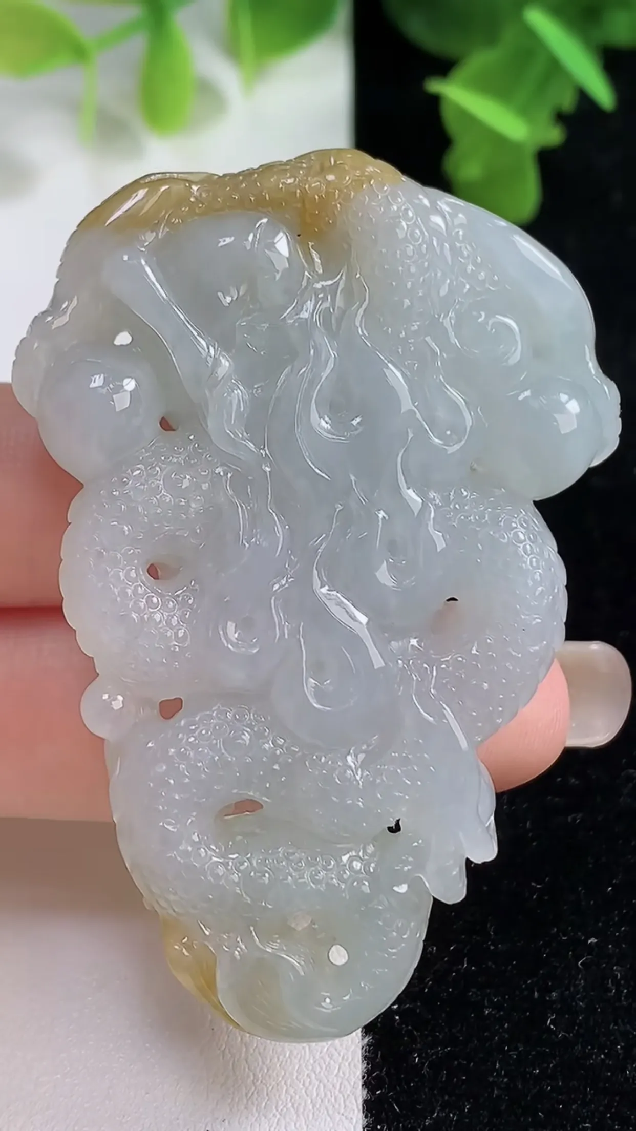 缅甸天然翡翠a货 老坑料起胶冰种 双彩飘黄翡霸气龙牌吊坠 大件厚装霸气 尺寸60.3-42-9.2mm  y 36.50