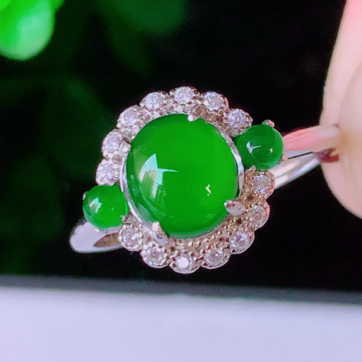 冰透满绿翡翠925银镶嵌戒指，自然光实拍，翠色灵动，颜色漂亮，种老水足，品相佳，佩戴佳品！#97.1