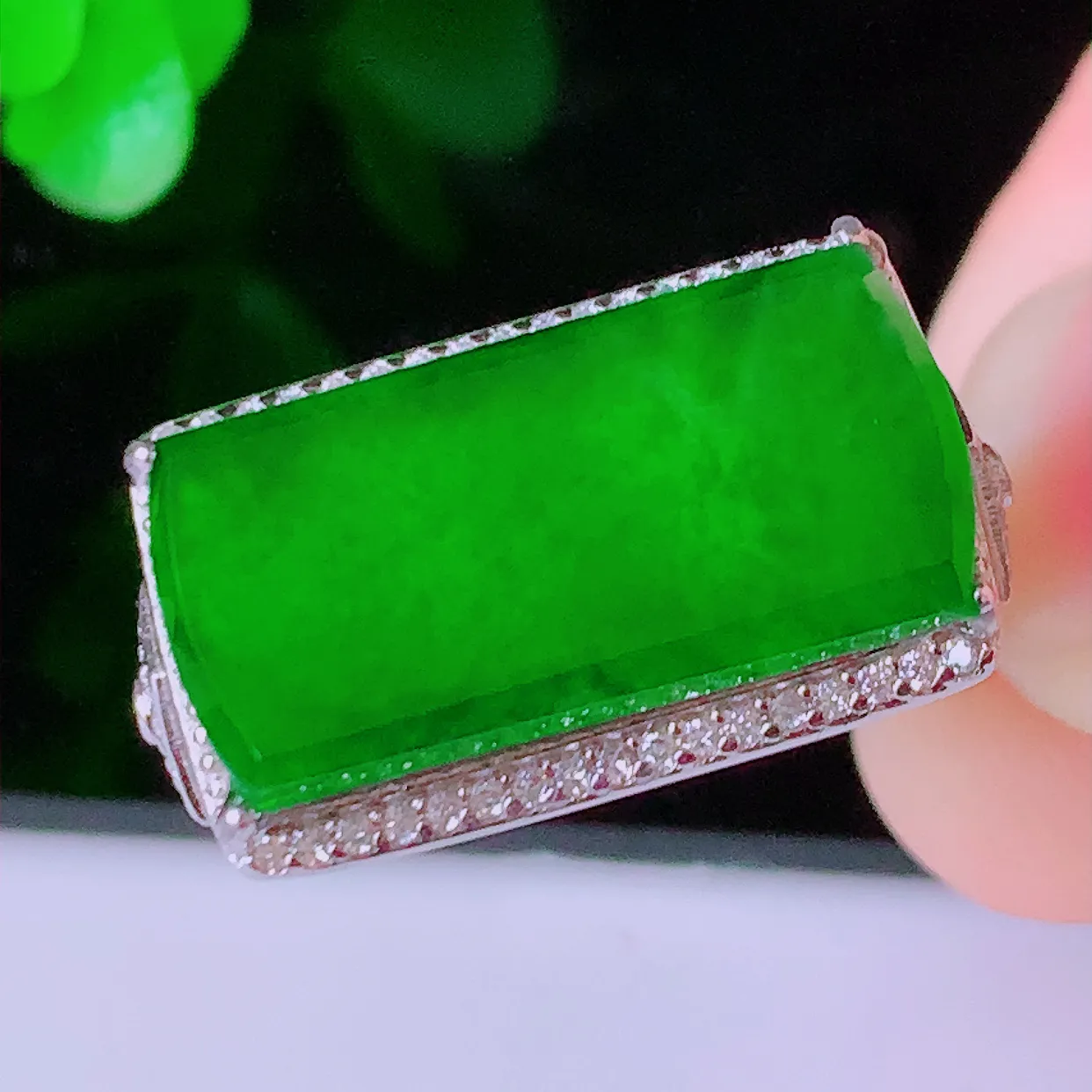 冰透满绿翡翠马鞍925银镶嵌戒指，自然光实拍，翠色灵动，颜色漂亮，种老水足，品相佳，佩戴佳品！#97.11（圈口可调大小）整体27.5*20*7裸石20.5*9.5