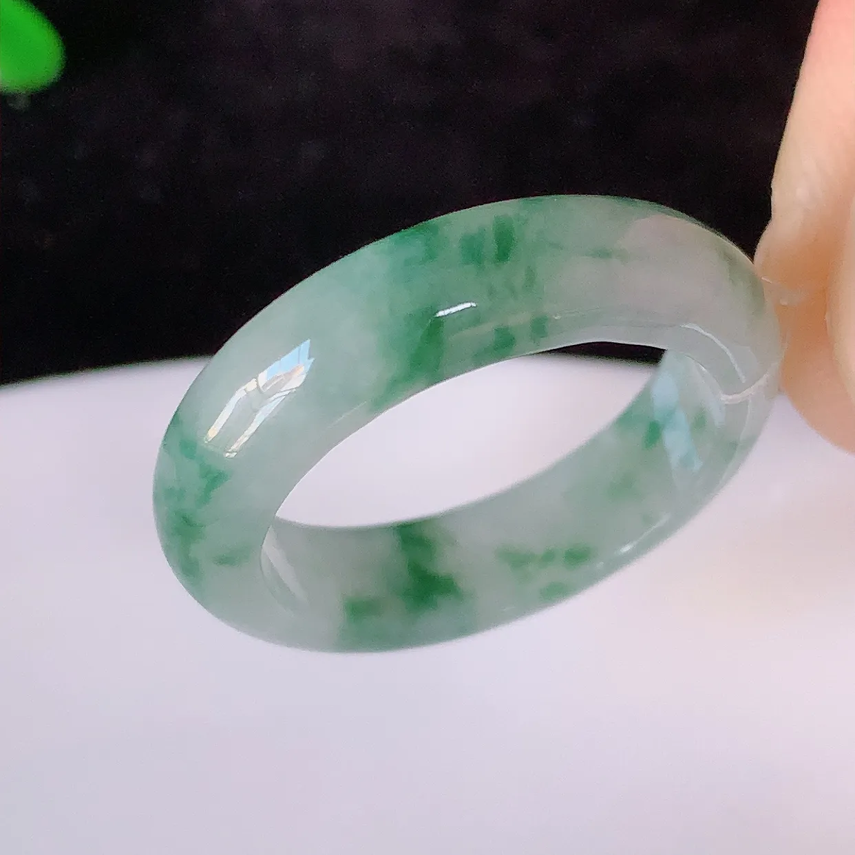 自然光实拍，18mm内径冰飘花翡翠指环，玉戒指，玉质莹润，好精美好冰润的指环，16圈口，上手纤巧！#49.11尺寸18*5.2*3
