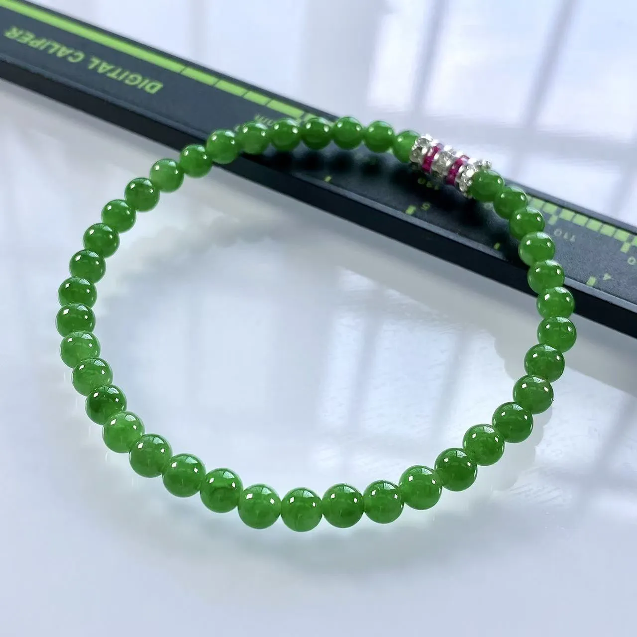 收藏级别，缅甸天然翡翠A货，卡4.8冰种起胶满绿帝王绿小米珠小圆珠手串手链，尺寸：4.8mm/39颗，长度182mm，重量：7.52g