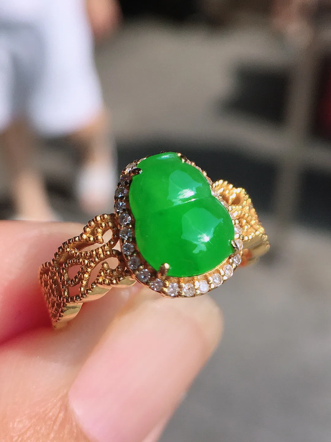 阳绿葫芦戒指，色泽均匀艳丽，玉质细腻，荧光感超
强，饱满圆润，尽显优雅气质，18k
金豪华镶嵌