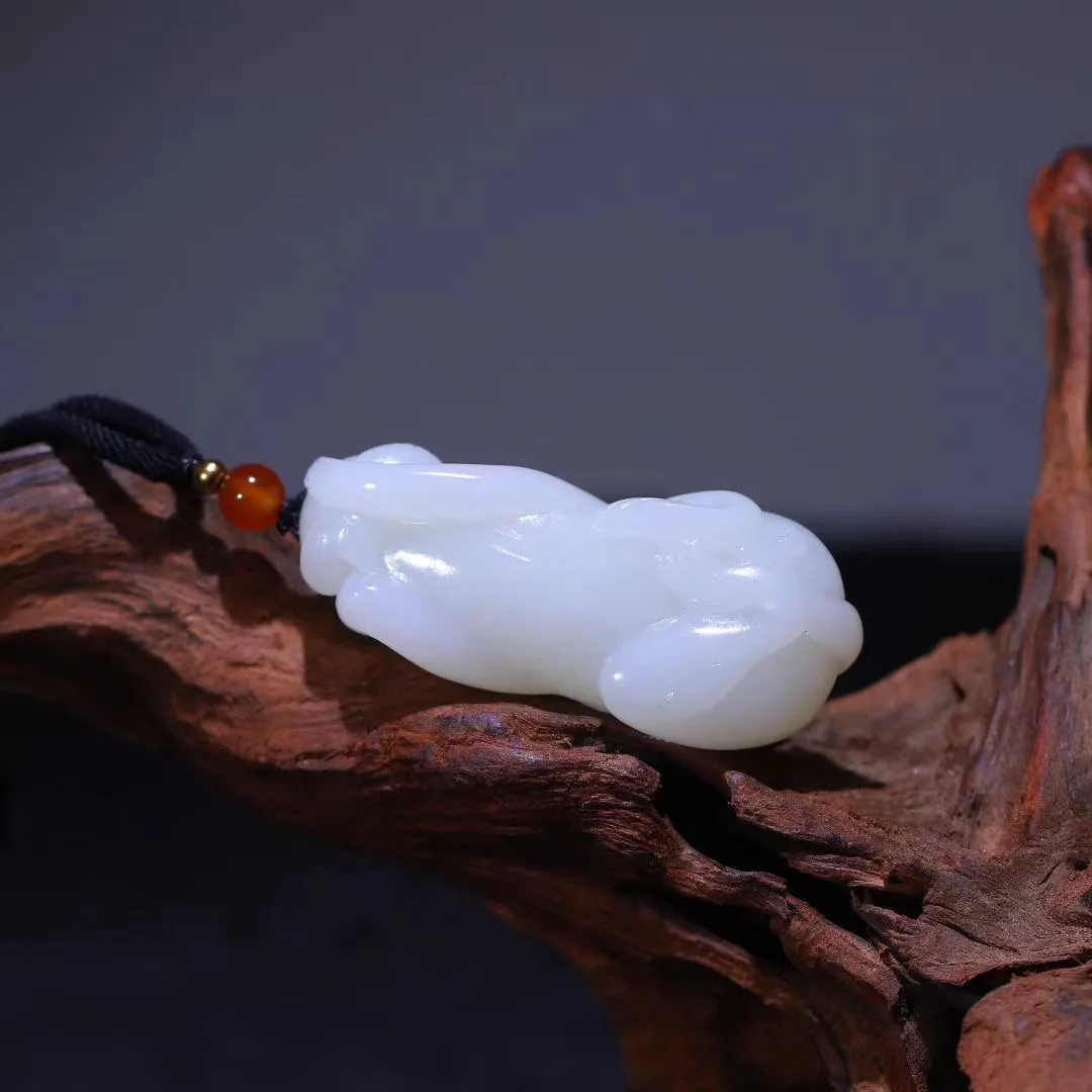 精品美物
【灵猴献寿】精品羊脂白玉，玉质细腻温润，白度油性皆上品，雕工细致，意象丰富，猴子手托寿桃，扭头回望，精致灵动，福寿双全；此物寓意佳：猴为长寿之象征，福气满满，财福双至！
【规格】54-24-18mm，37g