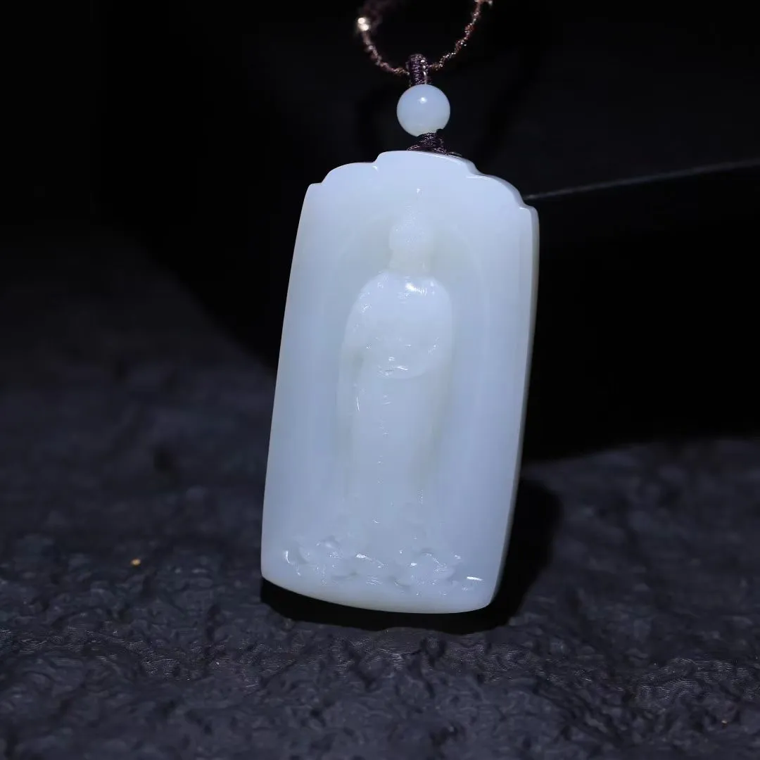 精品美物
【大日如来】和田老坑白玉羊脂白，凝润若脂，温润而泽，结构细糯。精心雕琢，意境幽生。滴水成佛，清灵佛境油然而生。方寸之间，天地无垠，一花一世界，一木一浮生，一方一净土，一叶一如来。
【规格】66-36-15mm，76g