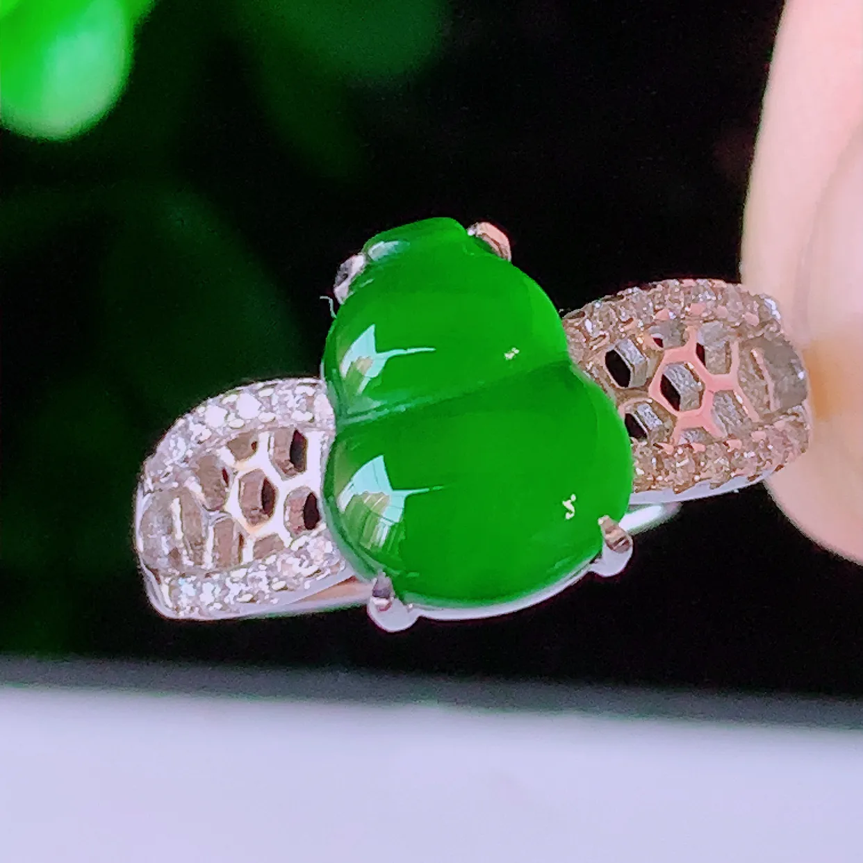 冰透满绿翡翠925银镶嵌葫芦戒指，自然光实拍，翠色灵动，颜色漂亮，种老水足，品相佳，佩戴佳品！#97.11（圈口可调大小）整体22.5*17.5*5裸石9.5*7.7