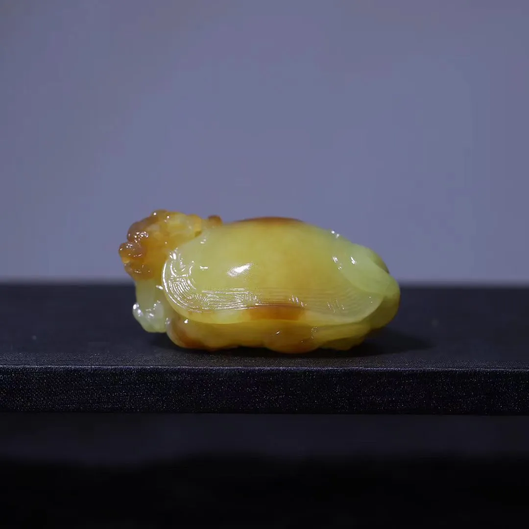 【龙龟】精致的‮款一‬黄口龙龟把件，玉质油‮，润‬结构紧致，形‮饱制‬满圆润，寓‮富意‬贵长寿，56