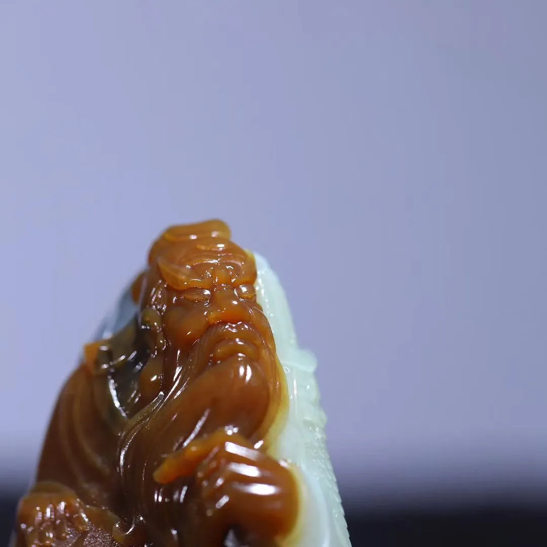 高端藏品
【武财神◎关公】和田玉三色幻彩， 端正大气，色彩分明，祥龙穿梭云海之中，鸿运环绕，天降祥瑞