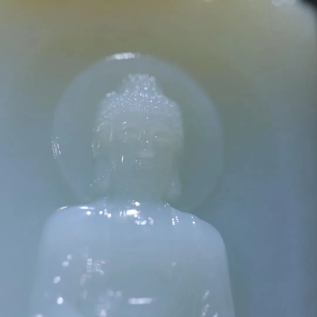 精品美物
【大日如来】和田老坑糖白凝润若脂，温润而泽，结构细糯。精心雕琢，意境幽生。滴水成佛，清灵佛境油然而生。方寸之间，天地无垠，一花一世界，一木一浮生，一方一净土，一叶一如来。
【规格】70-39-17mm，19.3g