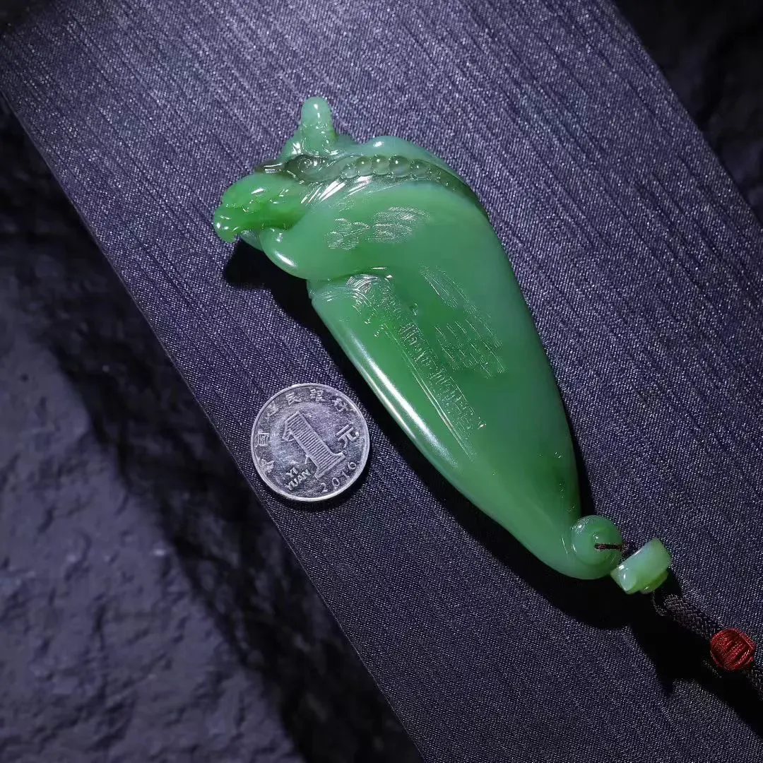 和田玉碧玉·李白手把件
玉质温润，诗意随身
118-39-18mm119g
以甄选和田玉碧玉为材，色泽浓郁如春水初生，质地细腻如脂，触手生温。
巧匠精雕诗仙李白行吟之姿——衣袂飘飘，举杯邀月，眉宇间自有三分醉意、七分豪情。

握于掌心，不只是一件把玩之物，更是一段盛唐风骨，一份文人雅趣。
每一次摩挲，都是与千年前的诗魂对话；每一道纹路，都是自然与匠心的共生。

	•	材质：天然和田玉碧玉

	•	工艺：纯手工立体雕刻

	•	寓意：才情横溢，胸怀天地

	•	适用：自赏、把玩、收藏、礼赠

把诗意握在手心，让豪情伴你人生。