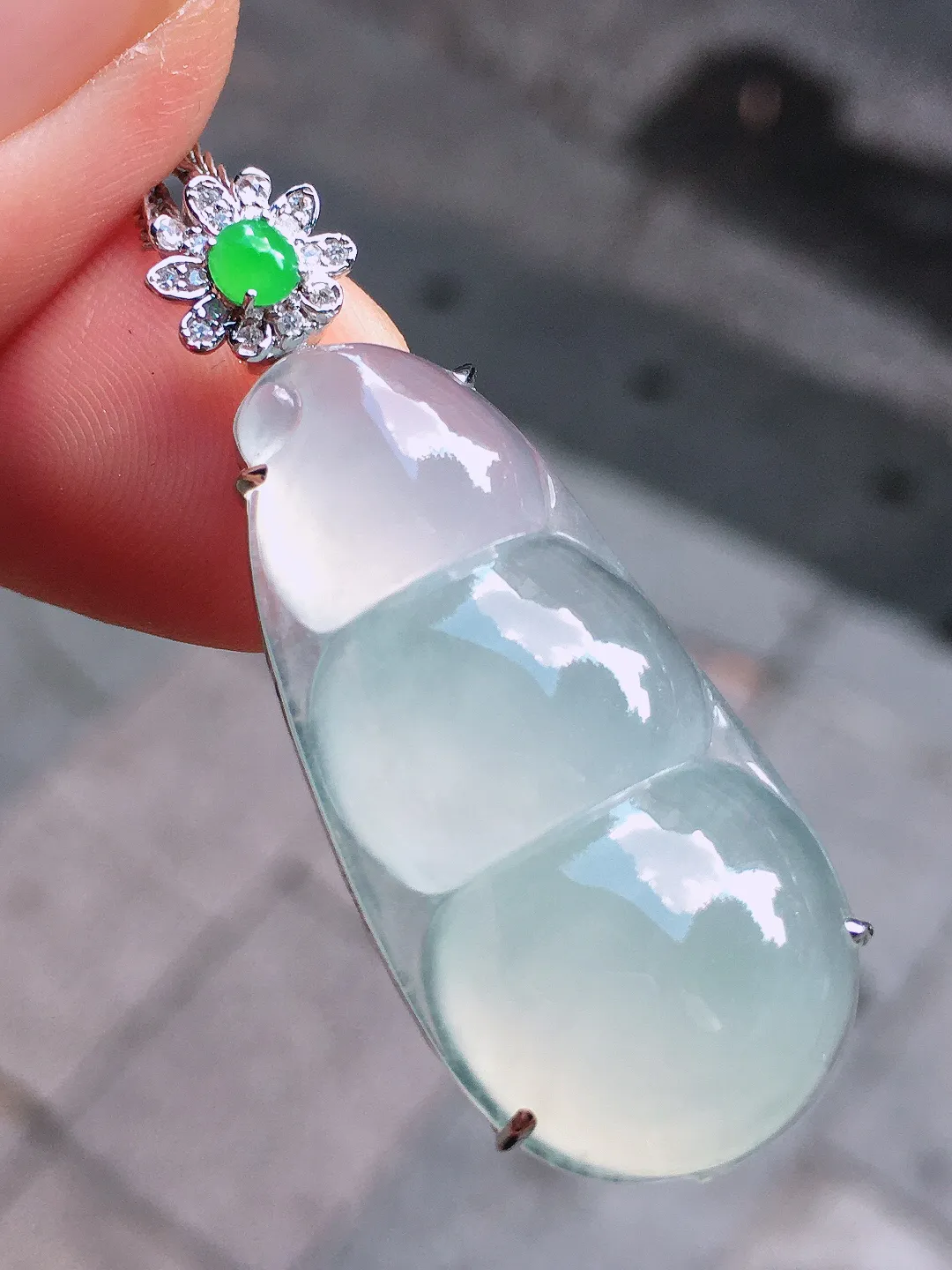 冰种福豆吊坠，玉质细腻，荧光感超
强，饱满圆润，尽显优雅气质，18k
金豪华镶嵌