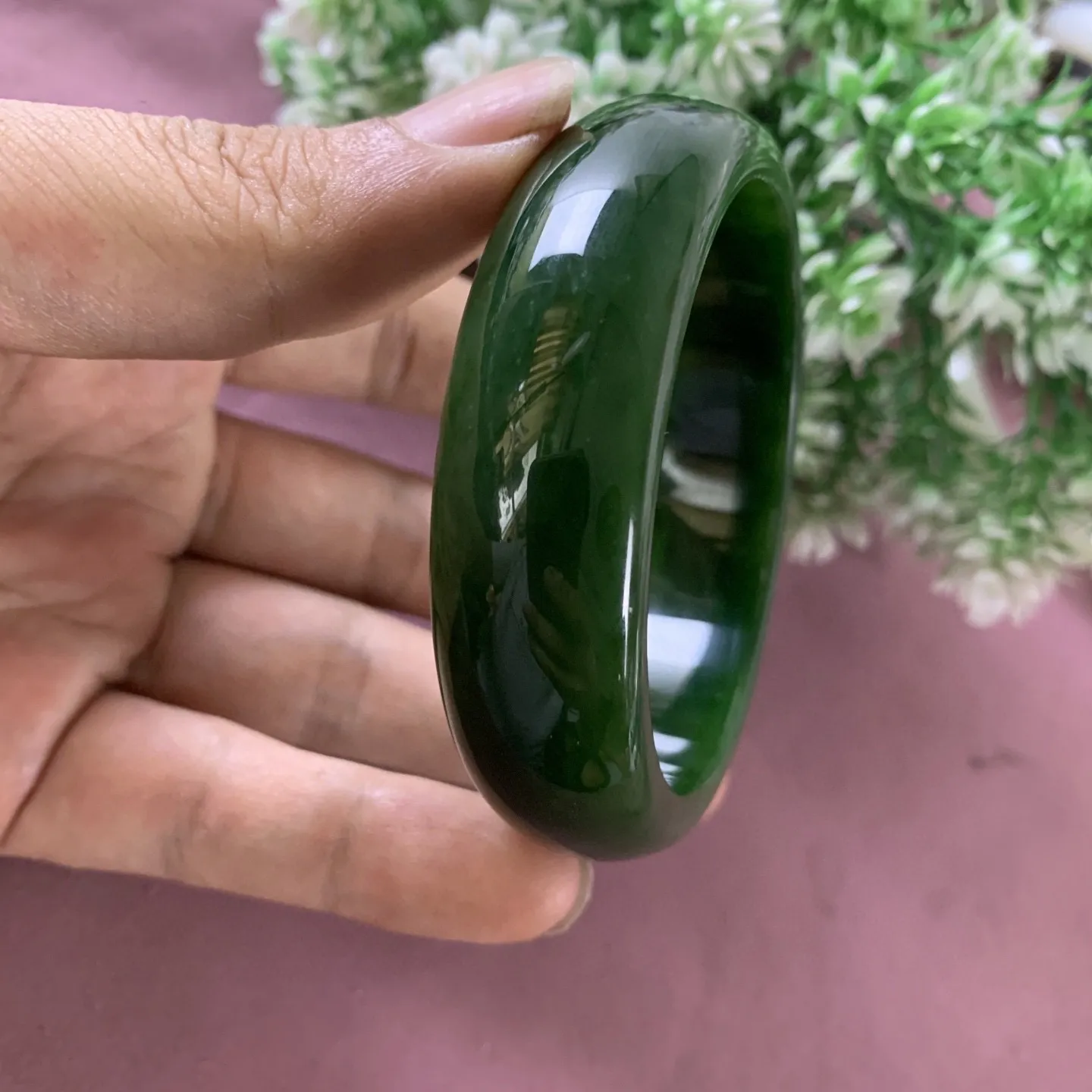 和田玉碧玉60.8圈口鲜菠菜绿手镯，玉质特细腻油润，高脂粉，高品质，萦绕腕间时，古韵不失时尚，素雅不