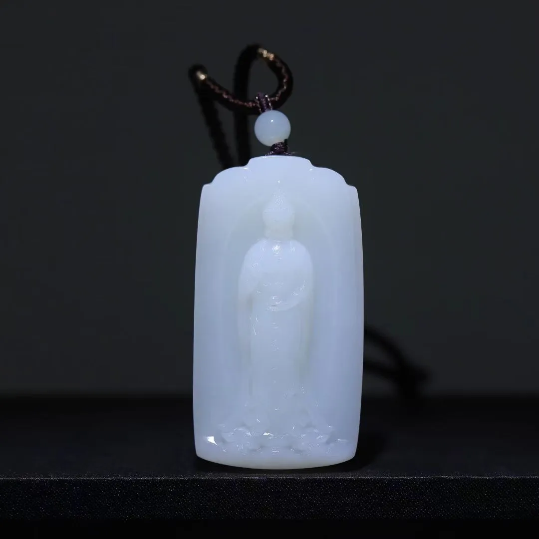 精品美物
【大日如来】和田老坑白玉羊脂白，凝润若脂，温润而泽，结构细糯。精心雕琢，意境幽生。滴水成佛