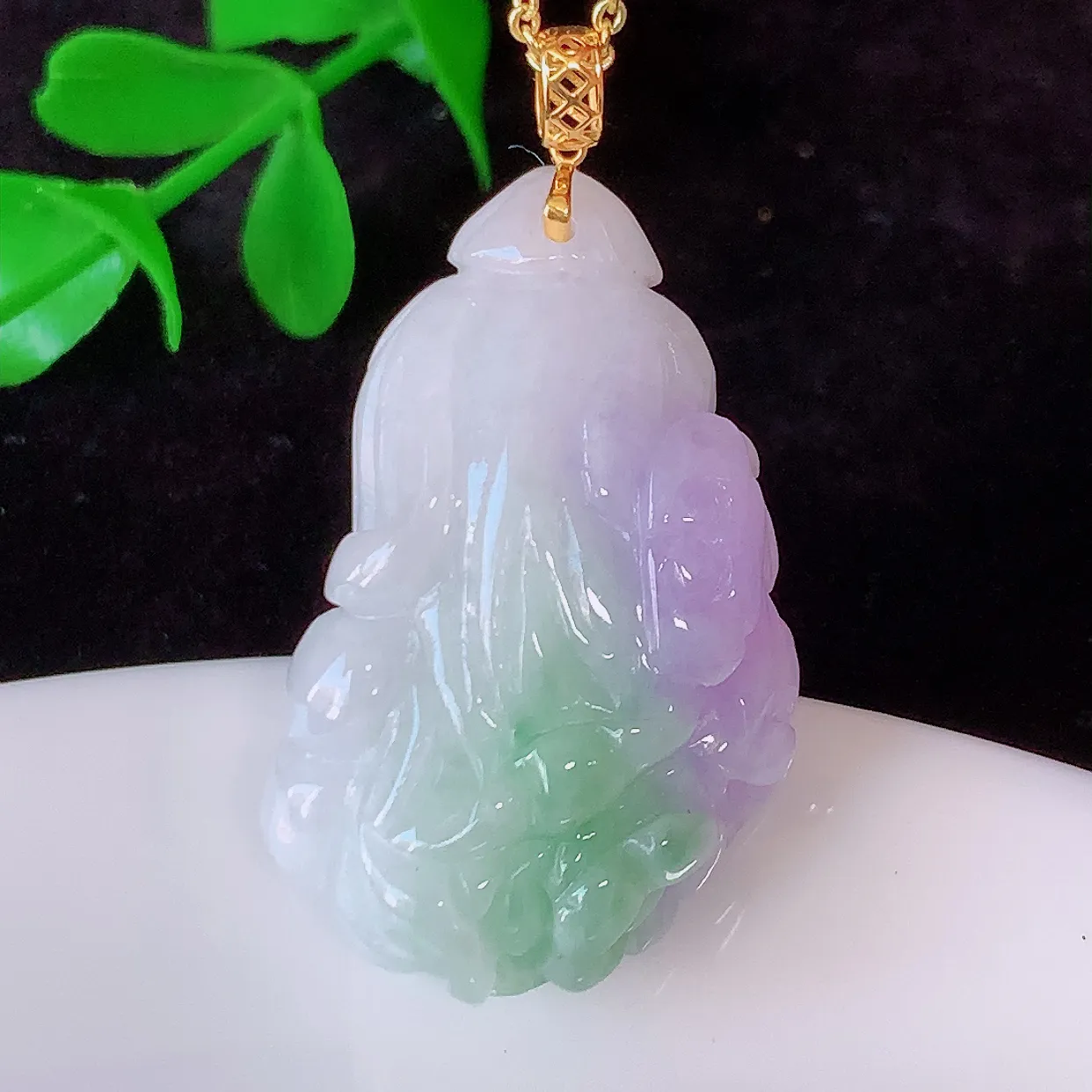 18K金镶嵌冰春带彩翡翠招百财白菜吊坠，三彩，百财聚来，财源滚滚，色泽鲜艳，精工水润的白菜，性价比高
