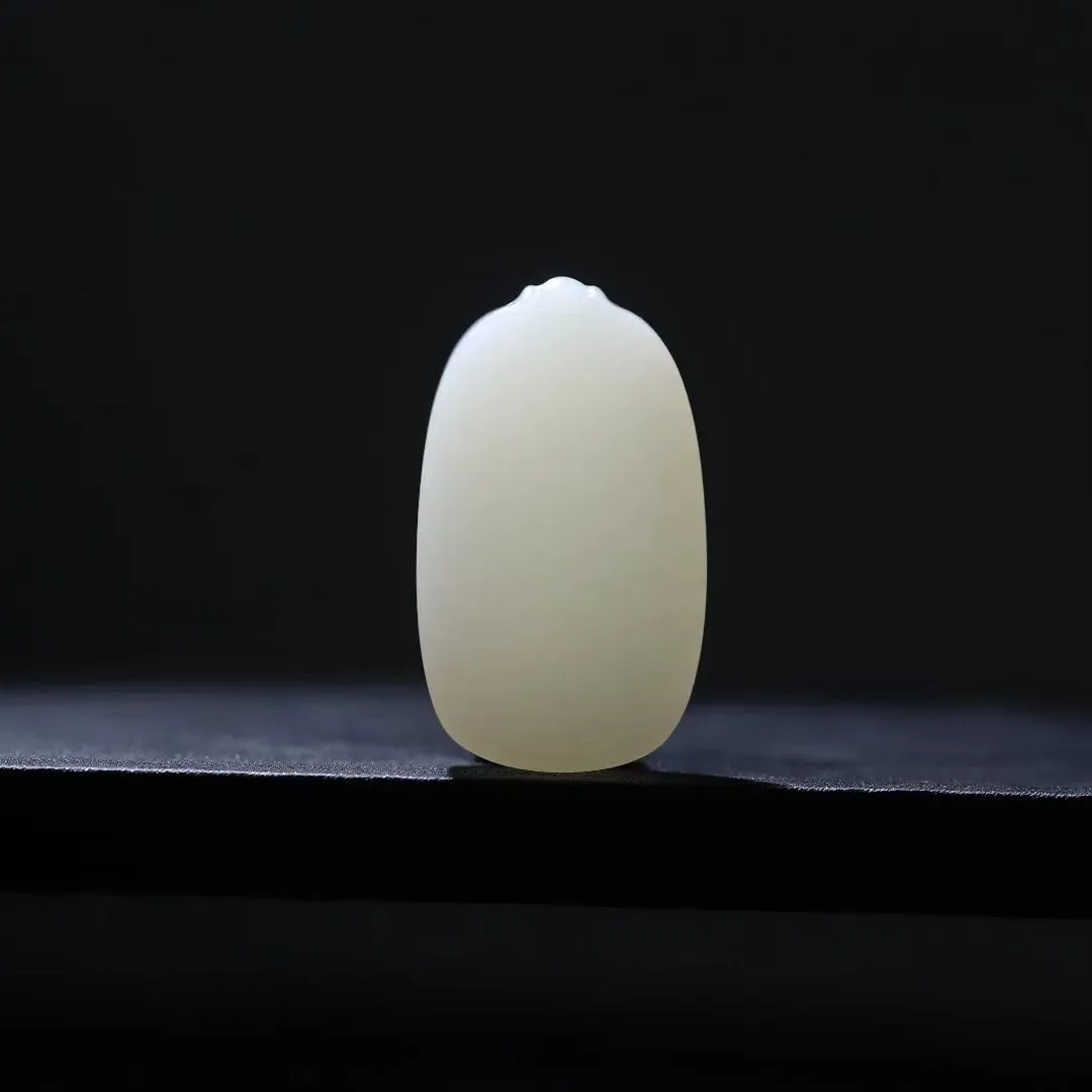 精品美物
【无事牌*归真】精品白玉细料，润泽细腻，素美雅致！归真本我，大美无工；严谨规整牌头，精巧灵秀，牌面不做雕琢亦无形无饰，寓意平安无事。白玉不失沉稳，凝润若脂，品味非凡。
【规格】38-23-12mm，20.5g