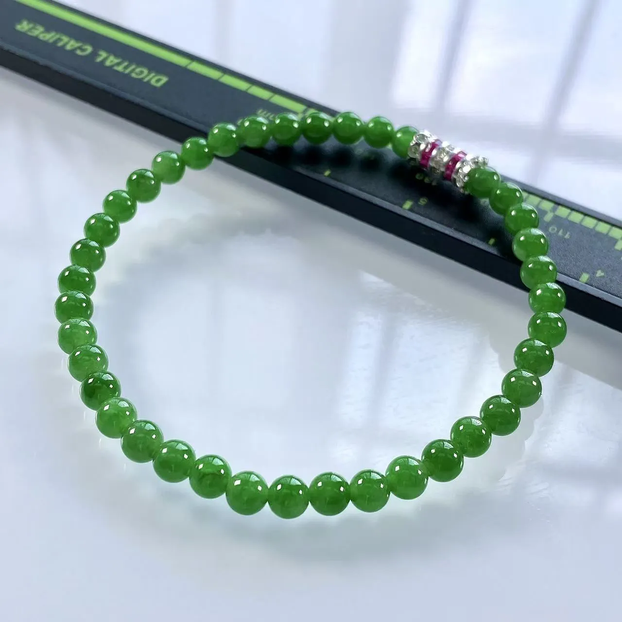 收藏级别，缅甸天然翡翠A货，卡4.8冰种起胶满绿帝王绿小米珠小圆珠手串手链，尺寸：4.8mm/39颗，长度182mm，重量：7.52g