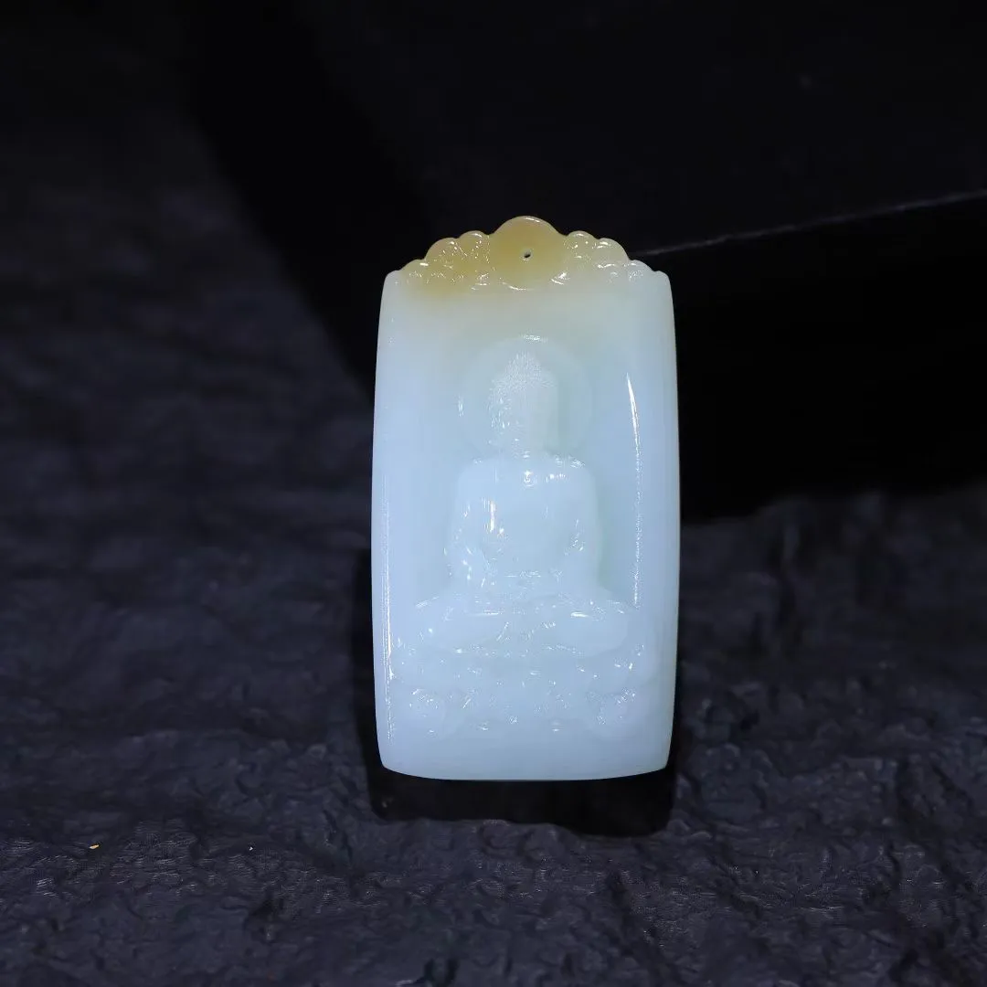 精品美物
【大日如来】和田老坑糖白凝润若脂，温润而泽，结构细糯。精心雕琢，意境幽生。滴水成佛，清灵佛境油然而生。方寸之间，天地无垠，一花一世界，一木一浮生，一方一净土，一叶一如来。
【规格】70-39-17mm，19.3g