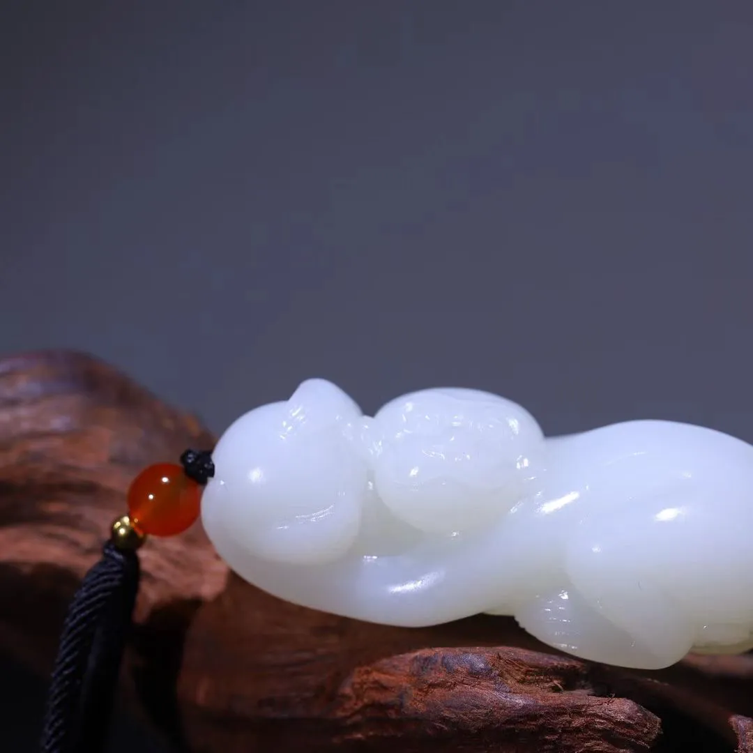 精品美物
【灵猴献寿】精品羊脂白玉，玉质细腻温润，白度油性皆上品，雕工细致，意象丰富，猴子手托寿桃，扭头回望，精致灵动，福寿双全；此物寓意佳：猴为长寿之象征，福气满满，财福双至！
【规格】54-24-18mm，37g