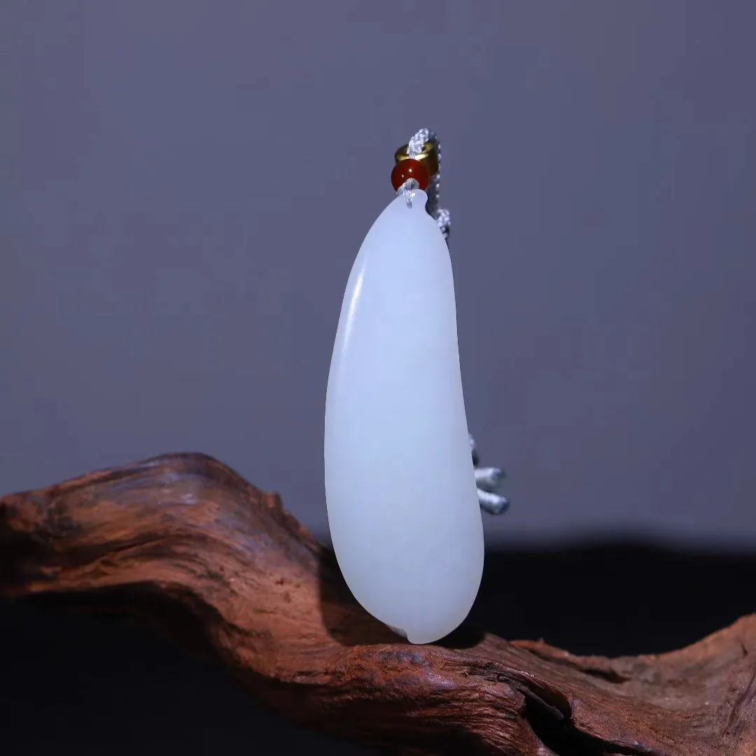 超值精品
【福豆】摹写自然生动，豆角刻画细致逼真，翩翩迎风摇清响，幻化自然人称奇。和田白玉，洁白无瑕，冰透细腻，造型摇曳灵动、无上贵重珍品、俗称福豆；连中三元，福、禄、寿三者齐全，多子多福，四季发财，吉祥如意。
【规格】62-22-13mm，24.5g
