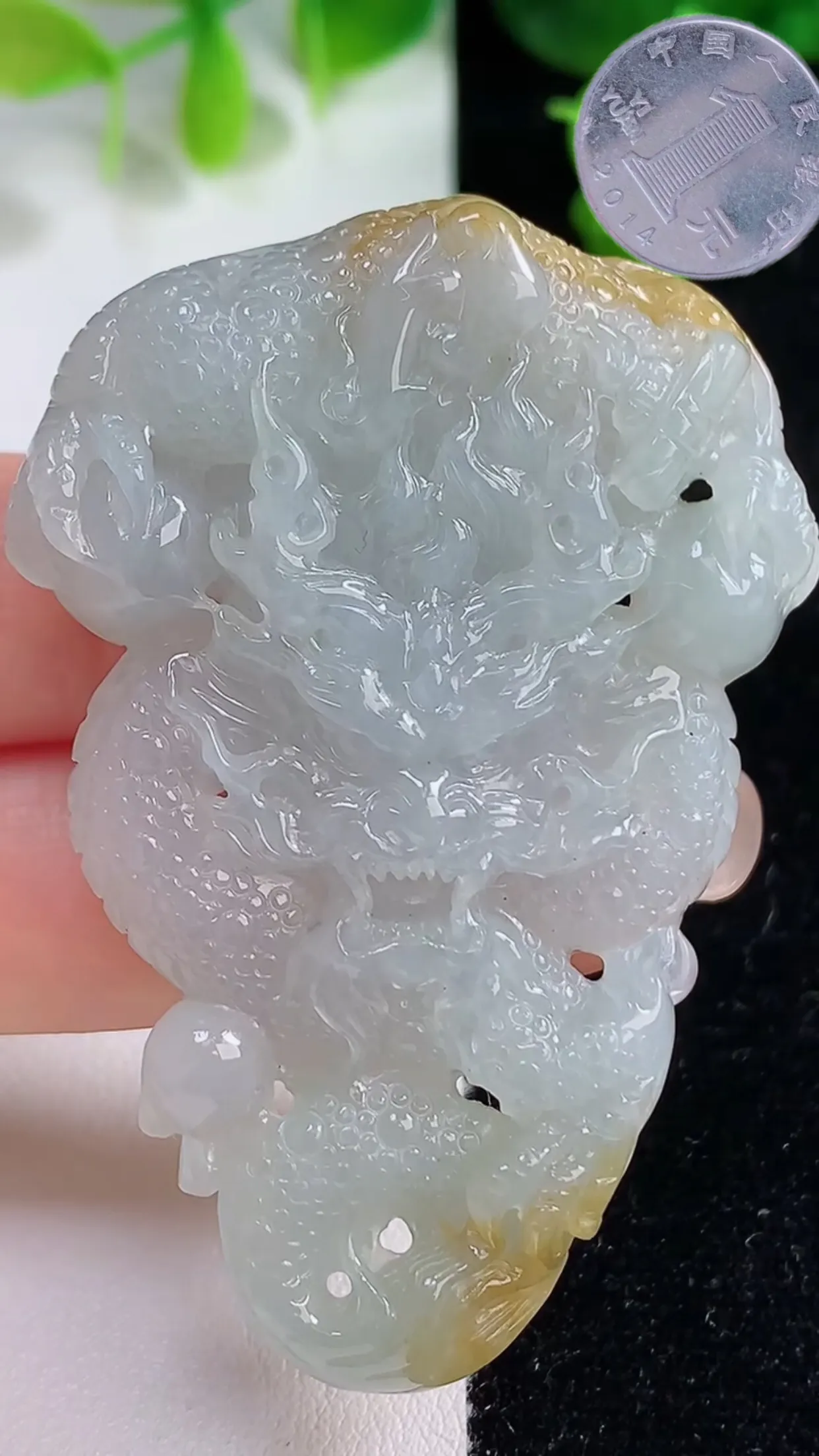 缅甸天然翡翠a货 老坑料起胶冰种 双彩飘黄翡霸气龙牌吊坠 大件厚装霸气 尺寸60.3-42-9.2mm  y 36.50