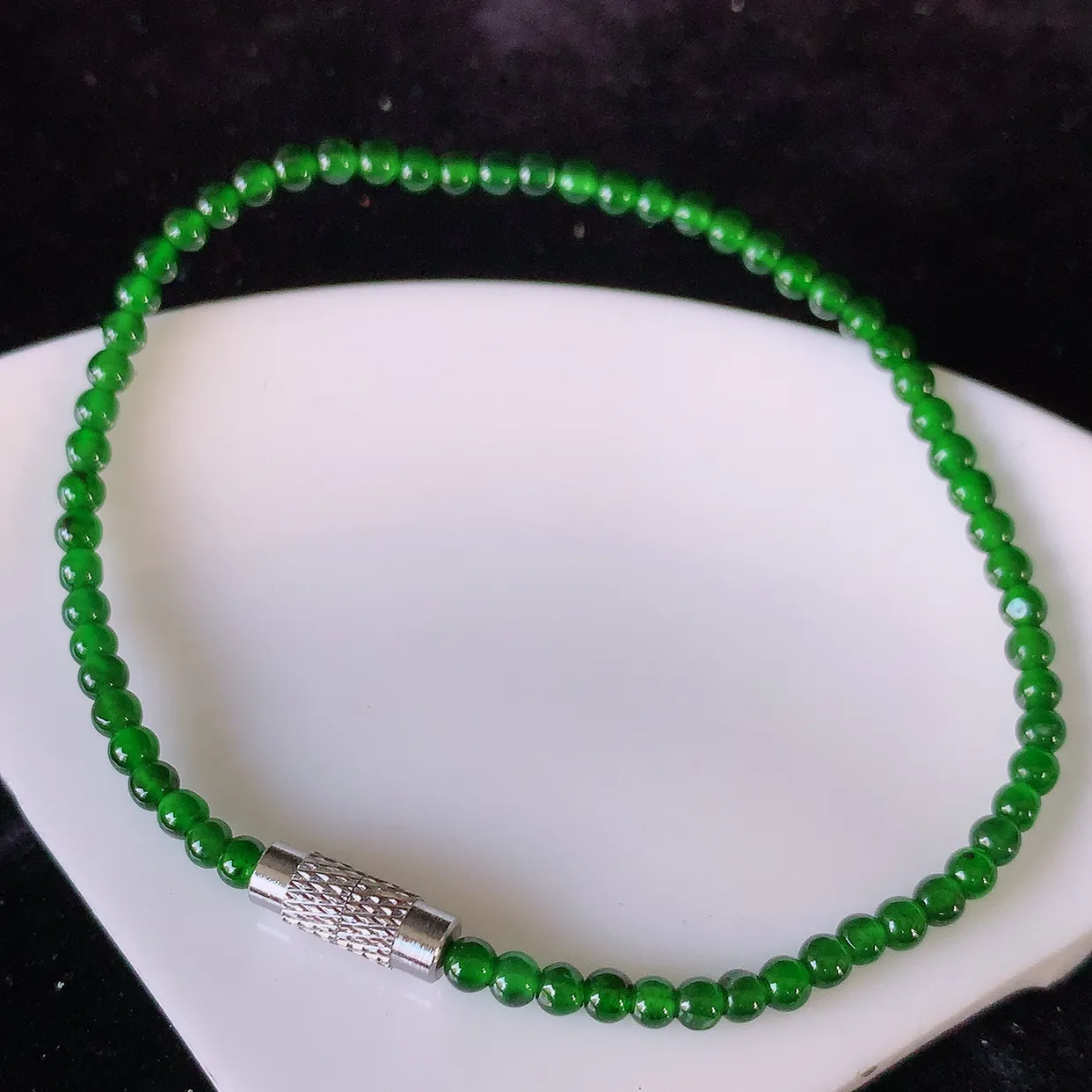 自然光实拍，冰种满绿翡翠圆珠手链   翡翠手串，种老水足，冰清玉润  颜色漂亮  #81.11取一尺寸2.8mm