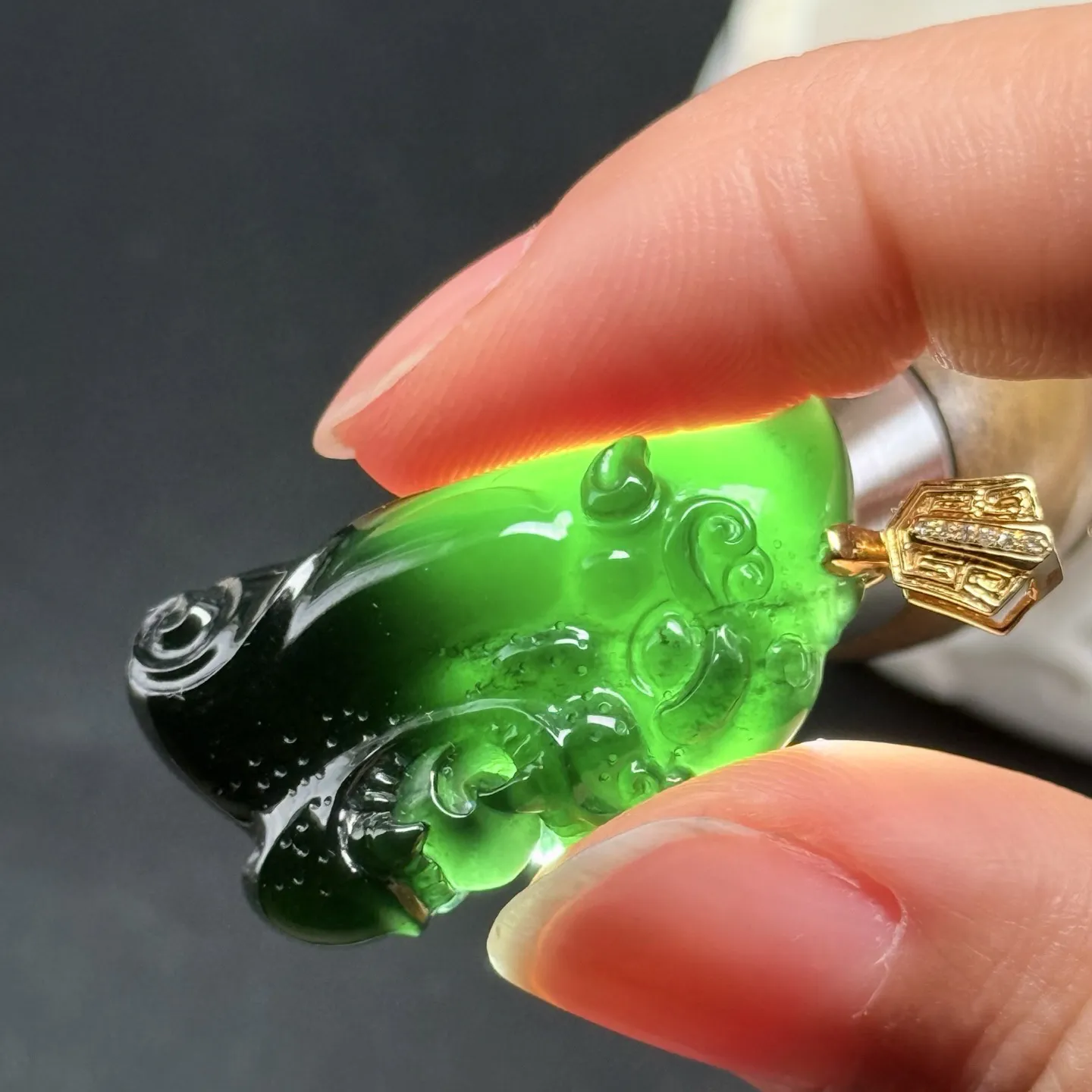 精品18k瑞兽头 种好色正 黑度极好 打灯通透 油性十足