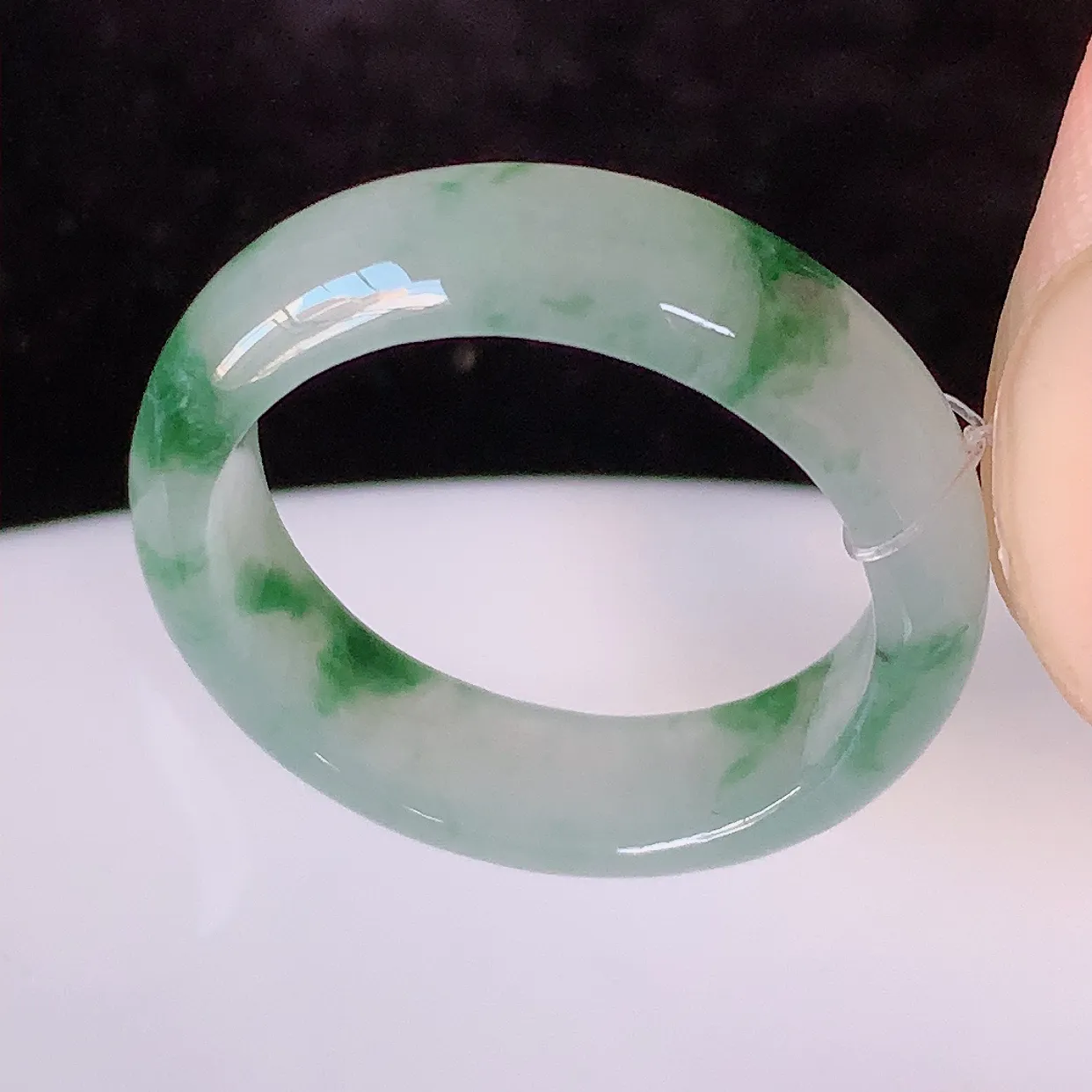 自然光实拍，18.2mm内径冰飘花翡翠指环，玉戒指，玉质莹润，好精美好冰润的指环，16圈口，上手纤巧！#49.11尺寸18.2-5.5*3