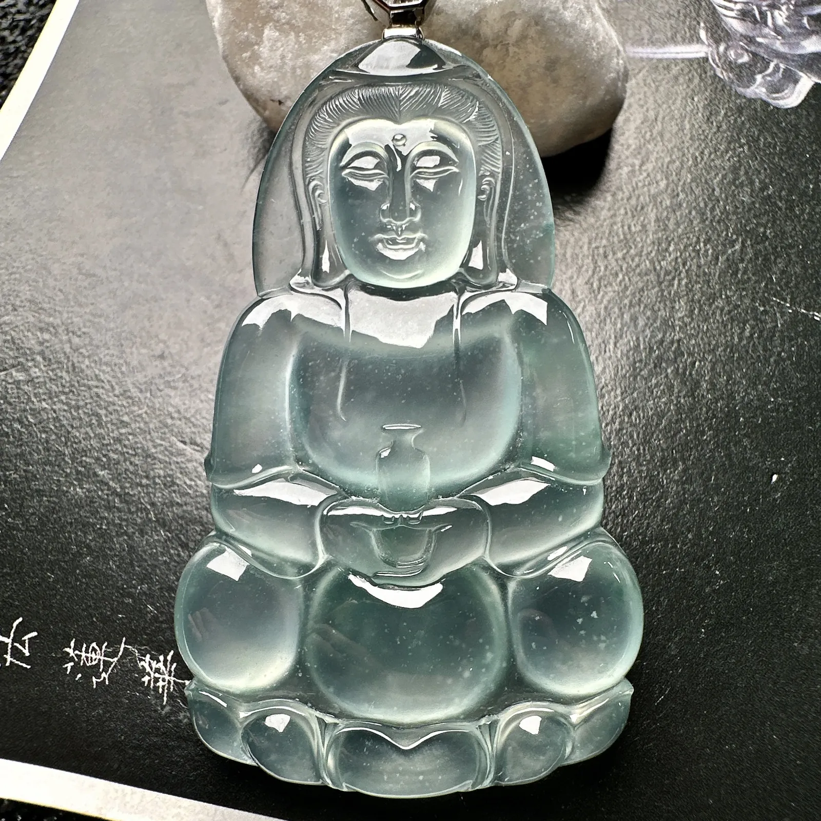 【玻璃种飘花观音吊坠】质地细腻，冰润透亮，光泽出众，冰感十足，收藏品质，18k金钻镶嵌，裸石尺寸56