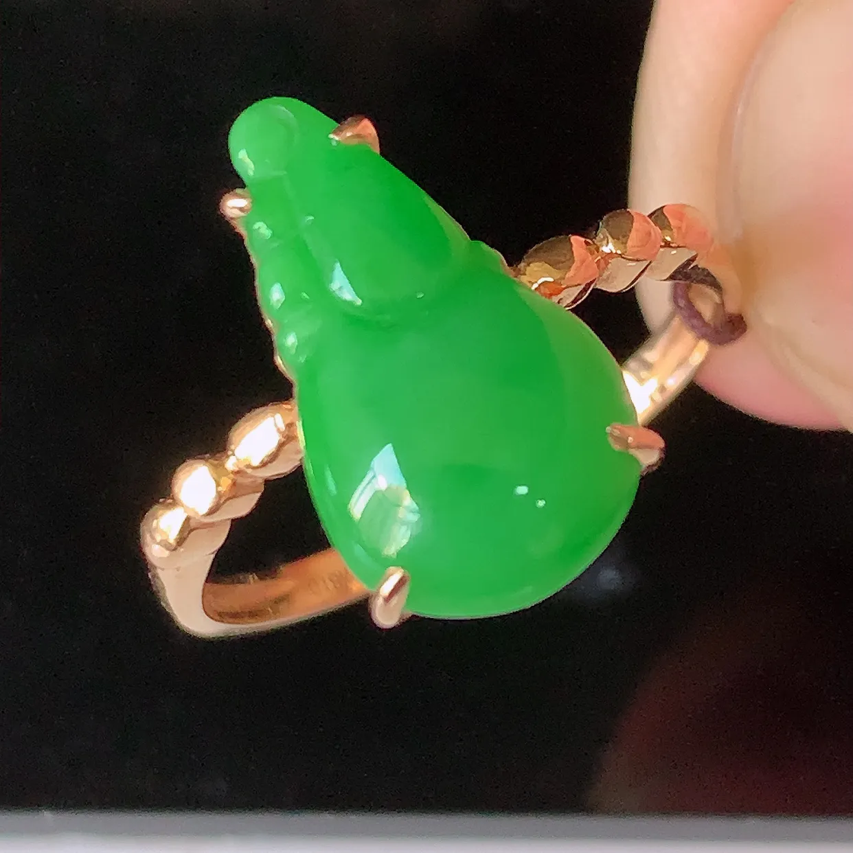 自然光实拍 18K金精工镶嵌翡翠满绿葫芦戒指，玉质细腻，翡翠色泽均匀，艳丽饱满，款式高贵大气，16圈