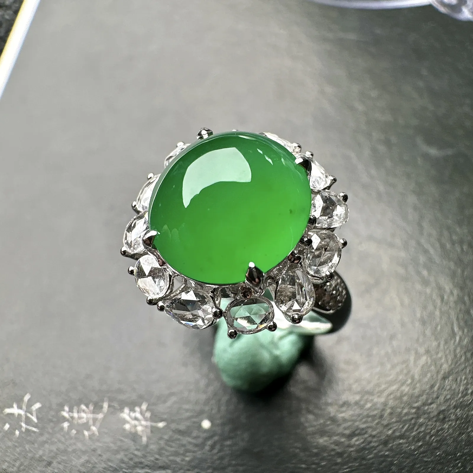 【冰种满绿蛋耳钉】种水上乘，阳绿色泽，纯净通透，收藏品质，18k金钻豪华镶嵌，裸石尺寸10.8*10.1*5.7毫米