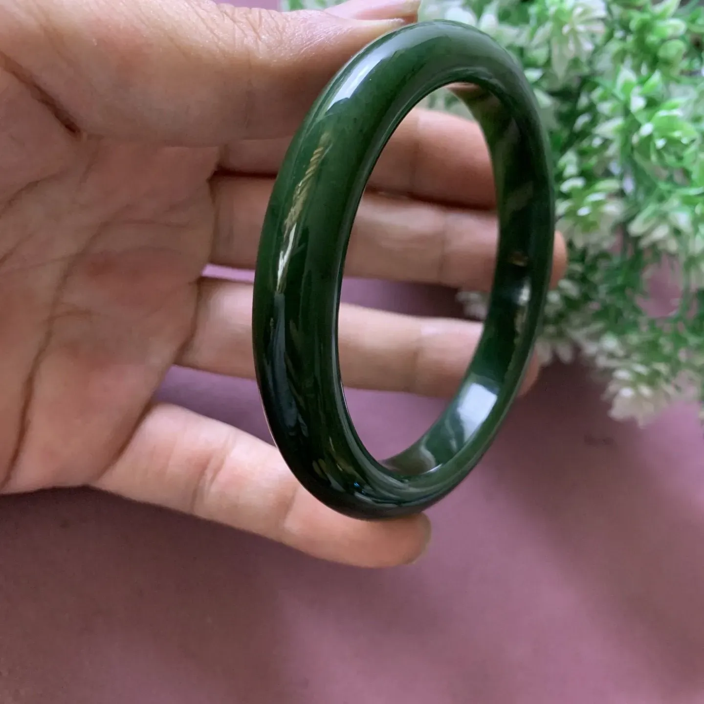 和田玉碧玉61圈口菠菜绿手镯，玉质特细腻油润高脂粉，高品质，萦绕腕间时，古韵不失时尚，素雅不失品味，细腻光滑的触感，使人沉醉，气质高雅