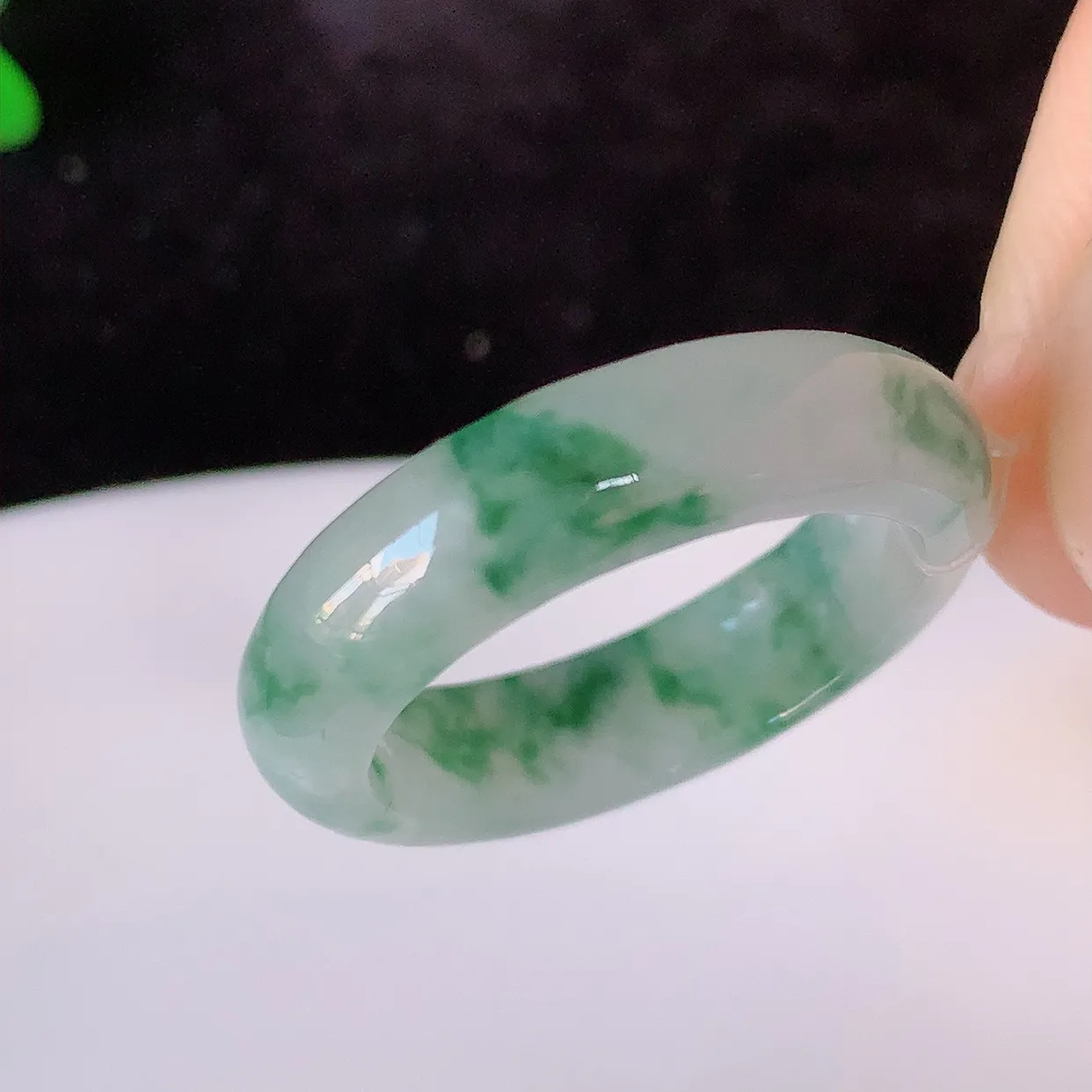 自然光实拍，18mm内径冰飘花翡翠指环，玉戒指，玉质莹润，好精美好冰润的指环，16圈口，上手纤巧！#49.11尺寸18*5.2*3