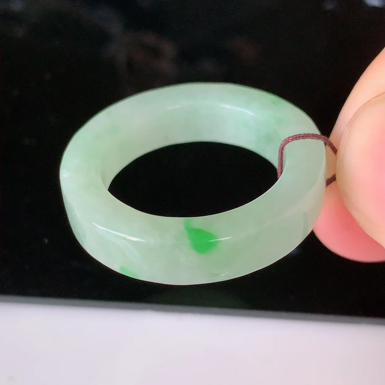 自然光实拍，20mm内径冰飘绿翡翠指环，玉戒指，玉质莹润，好精美好冰润的指环，23圈口，上手纤巧！#57.11尺寸20*5.8*4.2