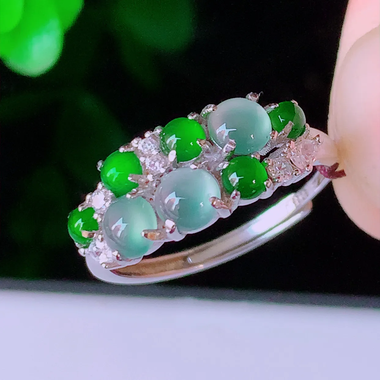 冰透满绿翡翠925银镶嵌戒指，自然光实拍，翠色灵动，颜色漂亮，种老水足，品相佳，佩戴佳品！#97.11（圈口可调大小）整体21.5*17.7-3.6裸石4*4