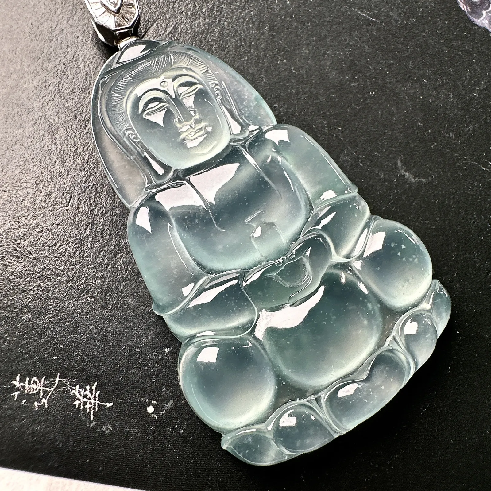 【玻璃种飘花观音吊坠】质地细腻，冰润透亮，光泽出众，冰感十足，收藏品质，18k金钻镶嵌，裸石尺寸56.2*35.9*6毫米
