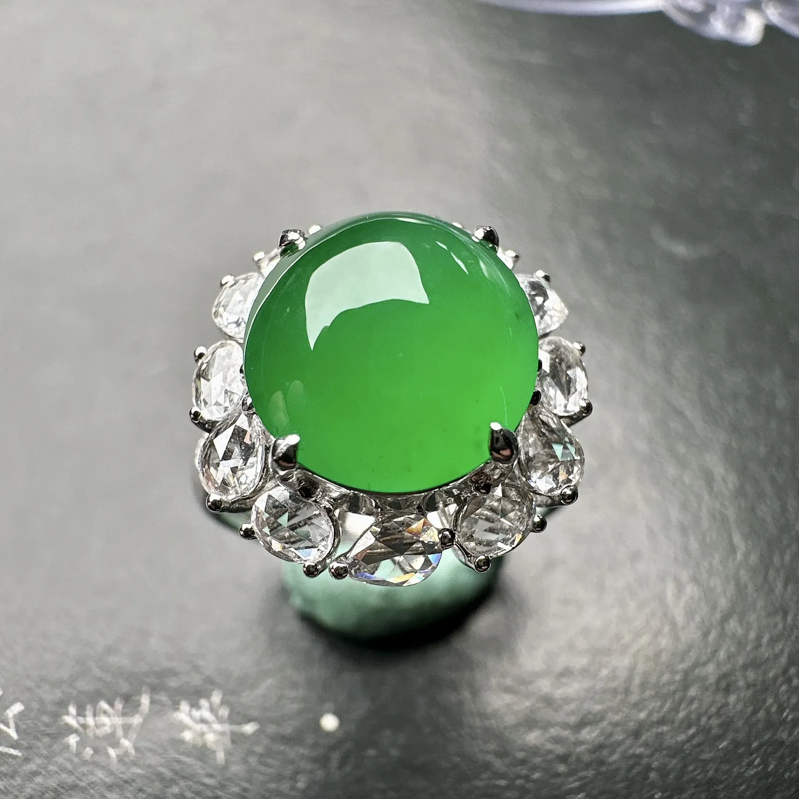 【冰种满绿蛋耳钉】种水上乘，阳绿色泽，纯净通透，收藏品质，18k金钻豪华镶嵌，裸石尺寸10.8*10