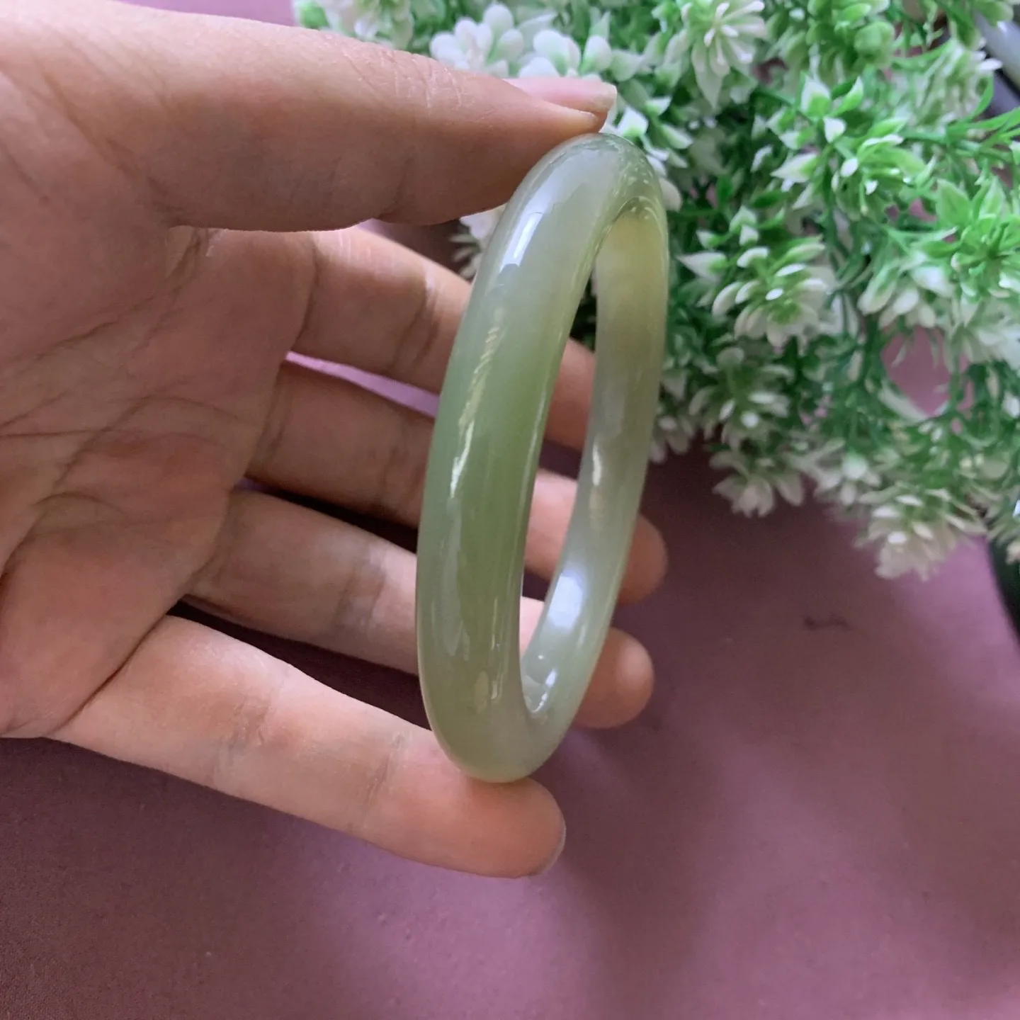 圈口63宽10.3mm重58.5g，和田玉63圈口翠青手镯，玉质特细腻油润，高脂粉，高品质，萦绕腕间