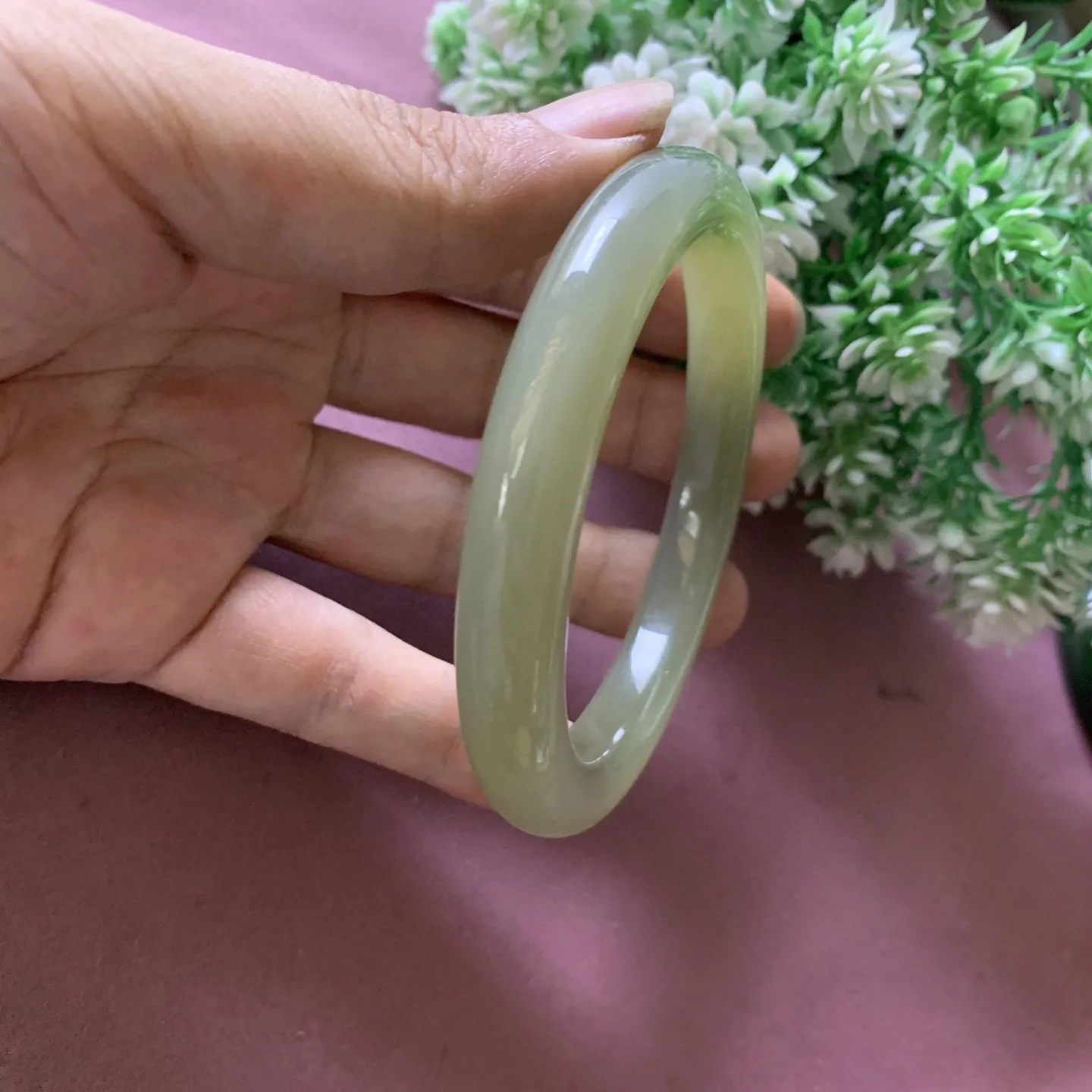 圈口63宽10.3mm重58.5g，和田玉63圈口翠青手镯，玉质特细腻油润，高脂粉，高品质，萦绕腕间