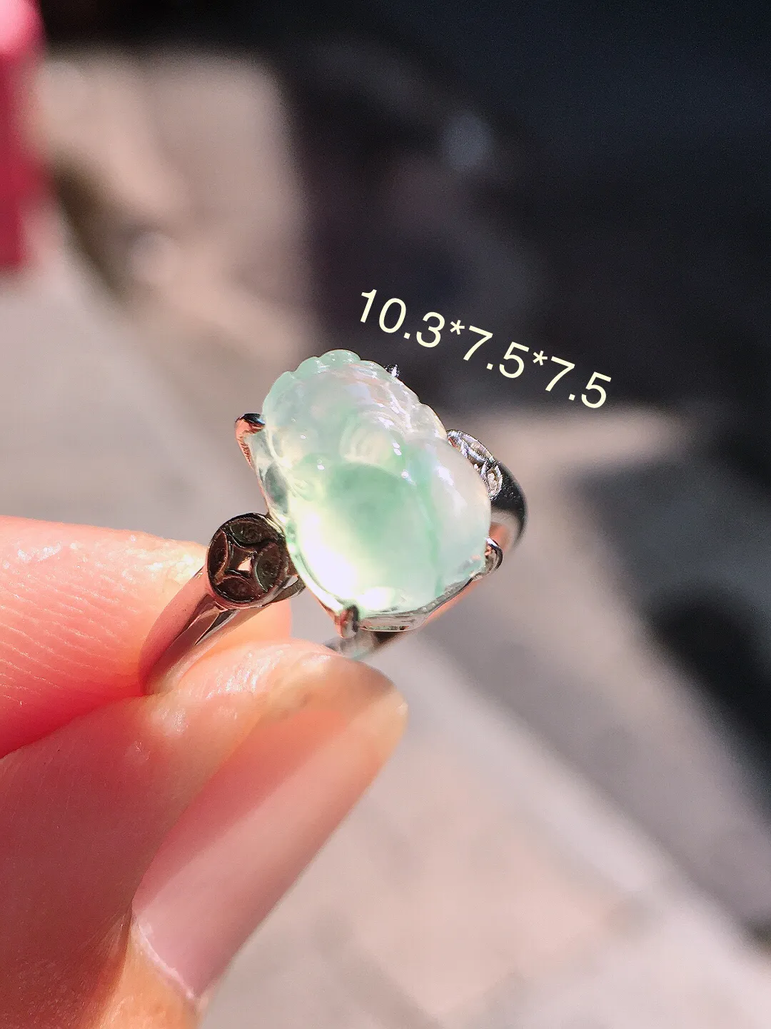 冰飘绿貔貅戒指，色泽艳丽，玉质细腻，荧光感超
强，饱满圆润，尽显优雅气质，18k
金豪华镶嵌
