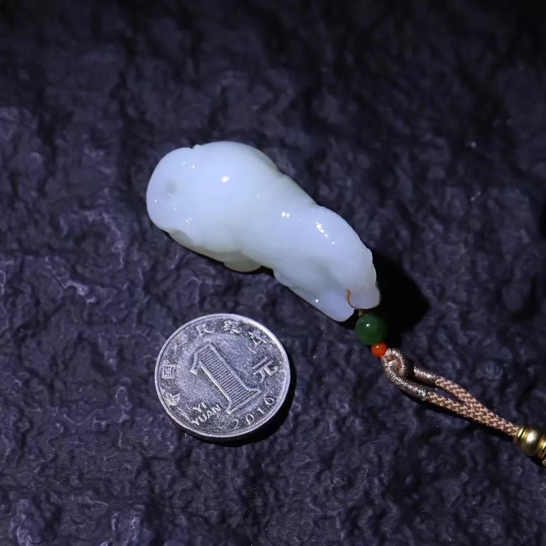 祥瑞臻品
【马~丰年载福】和田羊脂白玉精雕瑞马，玉质凝若羊脂膏腴，透光处泛起蜜蜡般柔晕。马身圆润如满月悬空，丰腴而不失矫健，鬃尾卷曲似祥云凝脂，四蹄敦实若莲台承露。肌骨线条浑圆流转，腹部饱满暗合聚财之相，回首凝眸时玉光温润生暖意，既可陈于案头作五谷丰登之景，亦能盈握掌心触福泽流转。
【规格】48-22-21mm,31.5g