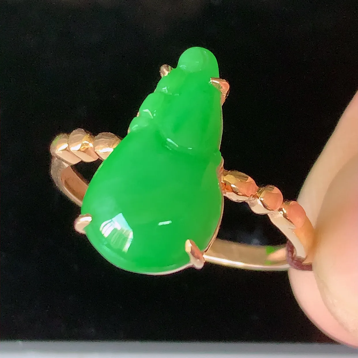 自然光实拍 18K金精工镶嵌翡翠满绿葫芦戒指，玉质细腻，翡翠色泽均匀，艳丽饱满，款式高贵大气，16圈口，上手亮眼，#01.11戒指整体22*17.5*4.5裸石15*8.5