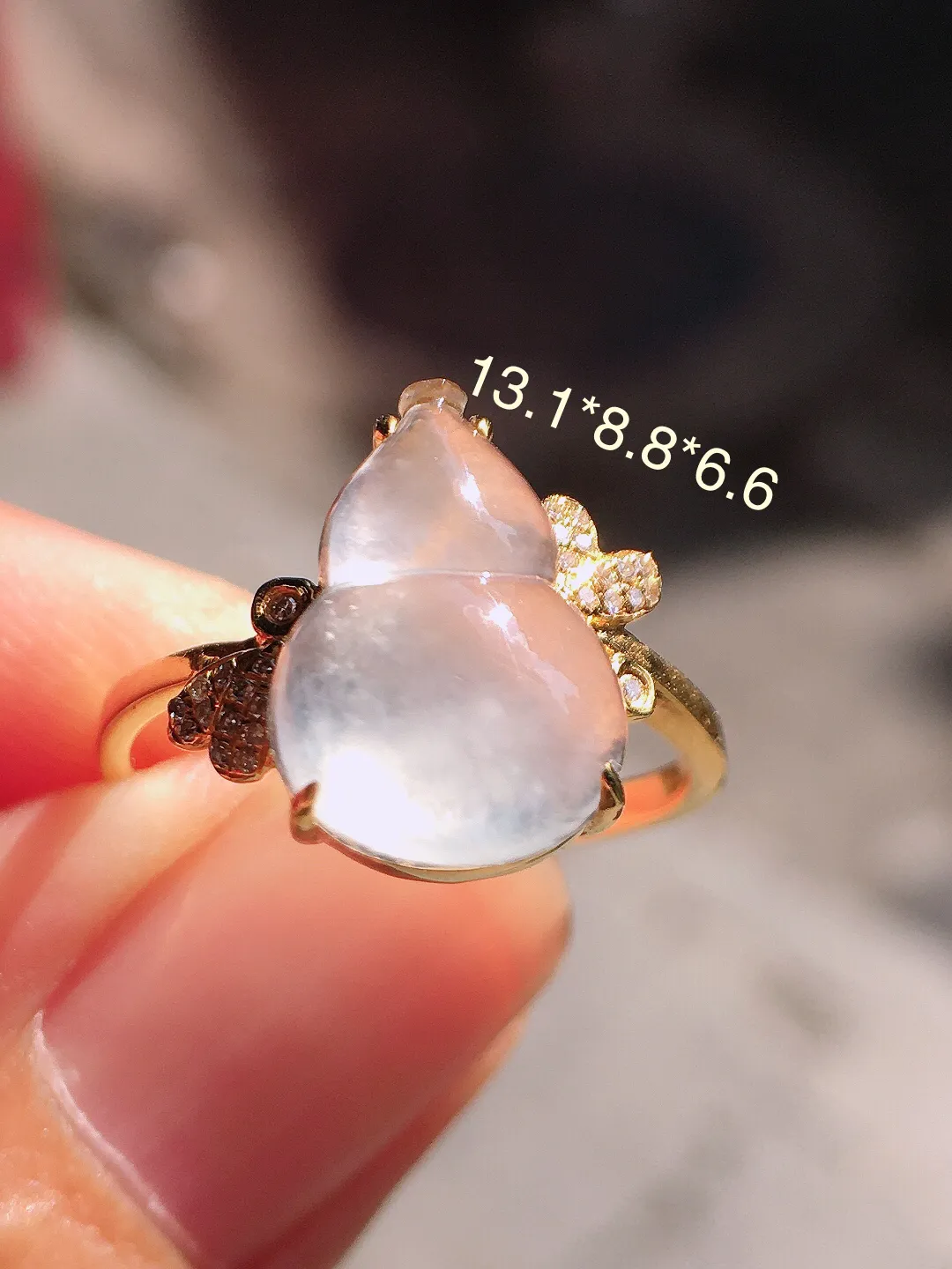 玻璃种葫芦戒指，玉质细腻，荧光感超
强，饱满圆润，尽显优雅气质，18k
金豪华镶嵌