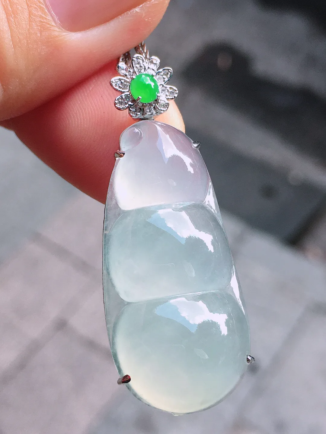冰种福豆吊坠，玉质细腻，荧光感超
强，饱满圆润，尽显优雅气质，18k
金豪华镶嵌