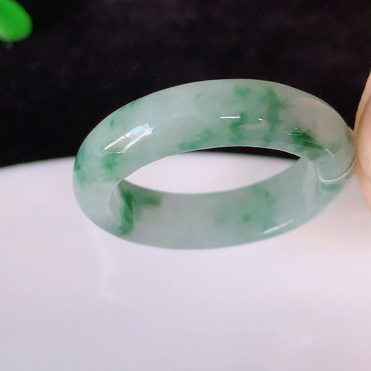 自然光实拍，18mm内径冰飘花翡翠指环，玉戒指，玉质莹润，好精美好冰润的指环，16圈口，上手纤巧！#49.11尺寸18*5.2*3