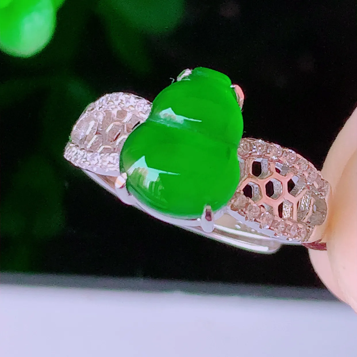 冰透满绿翡翠925银镶嵌葫芦戒指，自然光实拍，翠色灵动，颜色漂亮，种老水足，品相佳，佩戴佳品！#97.11（圈口可调大小）整体22.5*17.5*5裸石9.5*7.7