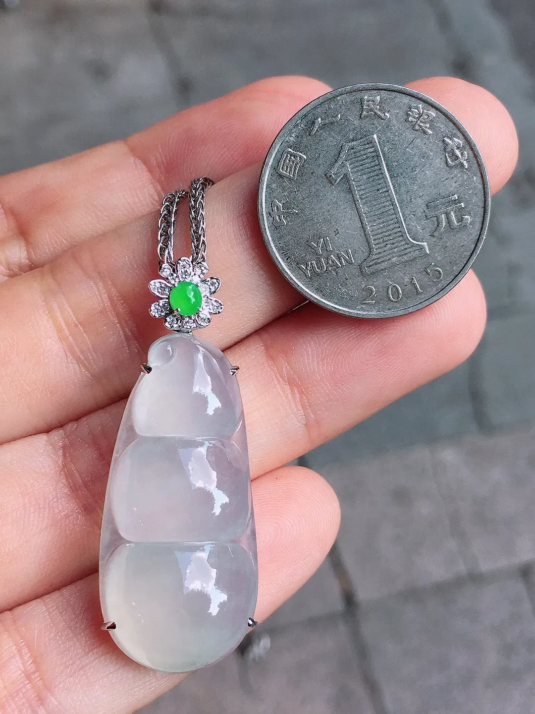 冰种福豆吊坠，玉质细腻，荧光感超
强，饱满圆润，尽显优雅气质，18k
金豪华镶嵌