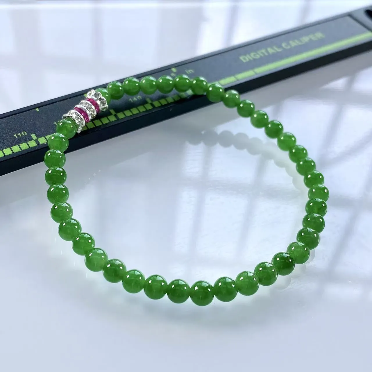 收藏级别，缅甸天然翡翠A货，卡4.8冰种起胶满绿帝王绿小米珠小圆珠手串手链，尺寸：4.8mm/39颗，长度182mm，重量：7.52g